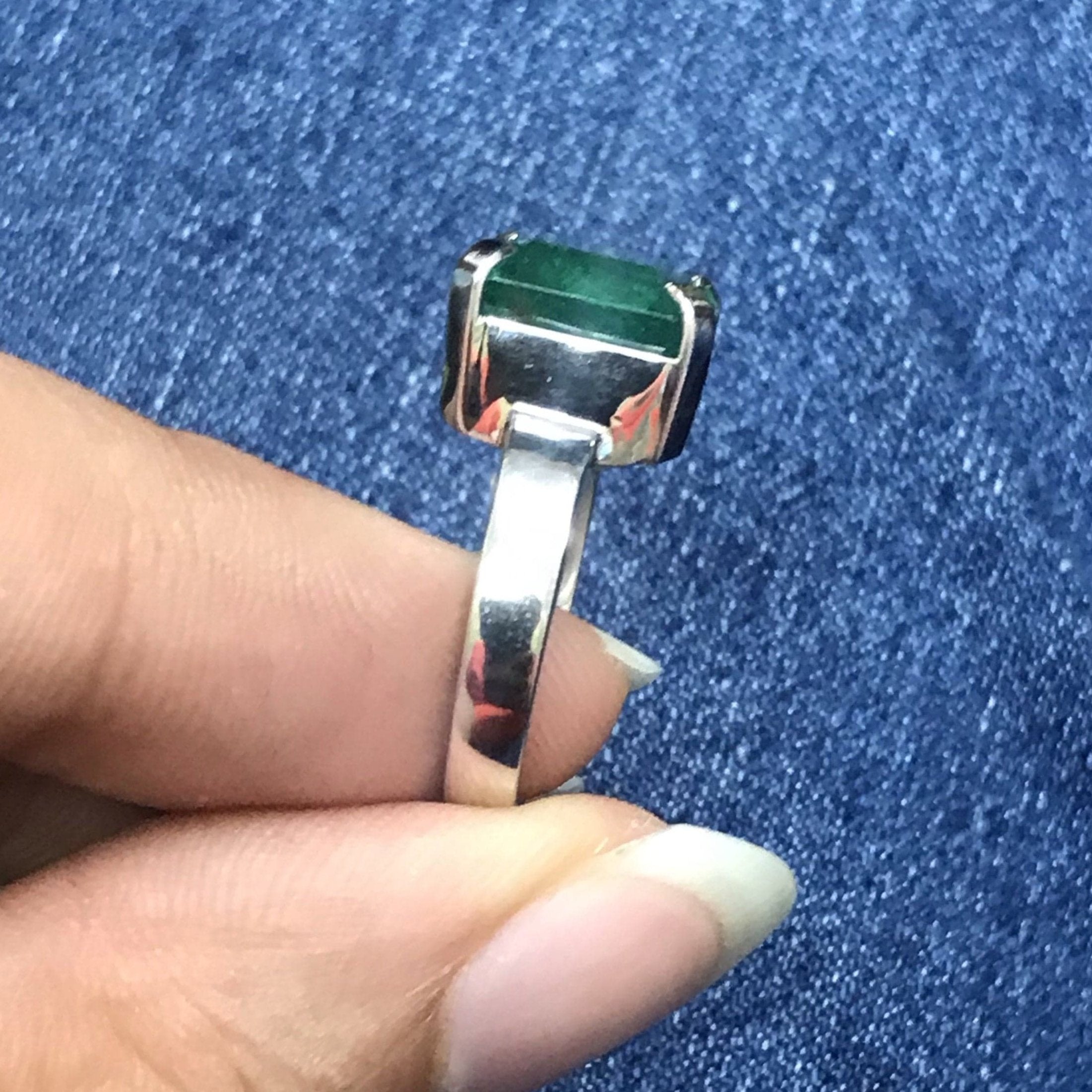 Emerald stone deals platinum ring